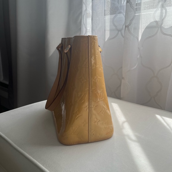 100% Authentic
Louis Vuitton Gold and Tan Houston Vernis - Picture 5 of 14